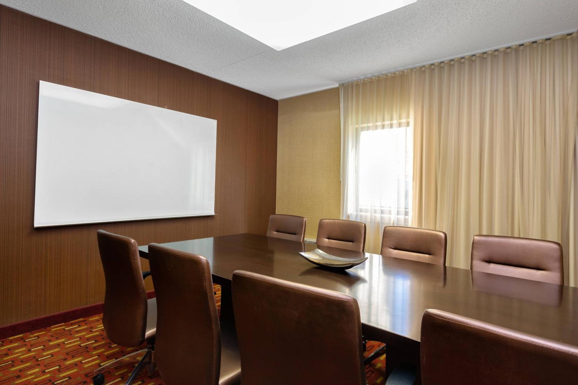 Courtyard By Marriott Dallas-fort Worth/bedford Hotel Bedford